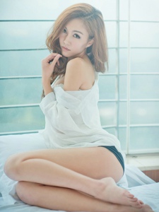 性感美女衬衣制服的私房白皙美腿诱惑写真