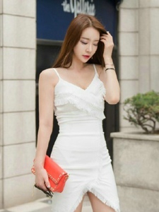 街头吊带白裙性感美模吸睛耀眼